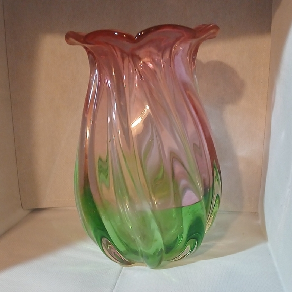 Elegant Pink and Green Glass Vase - Picture 4 of 6